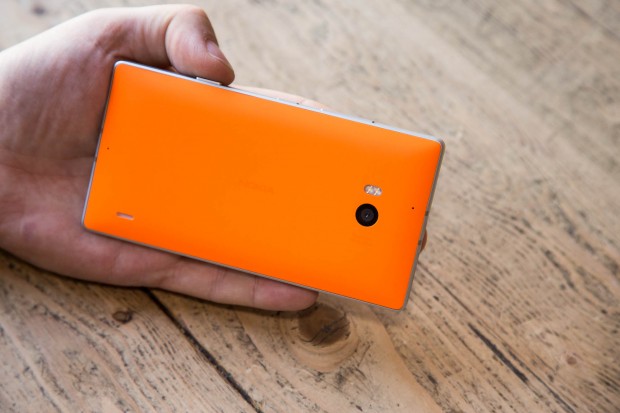 Das Lumia 930 hat einen Metallrahmen, auf der Rückseite ist ein Einleger aus Kunststoff angebracht. (Bild: Fabian Hamacher/Golem.de)